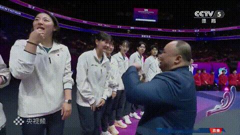 军胖子你太坏了发银牌还要和肉丁开玩笑[滑稽笑]​​​