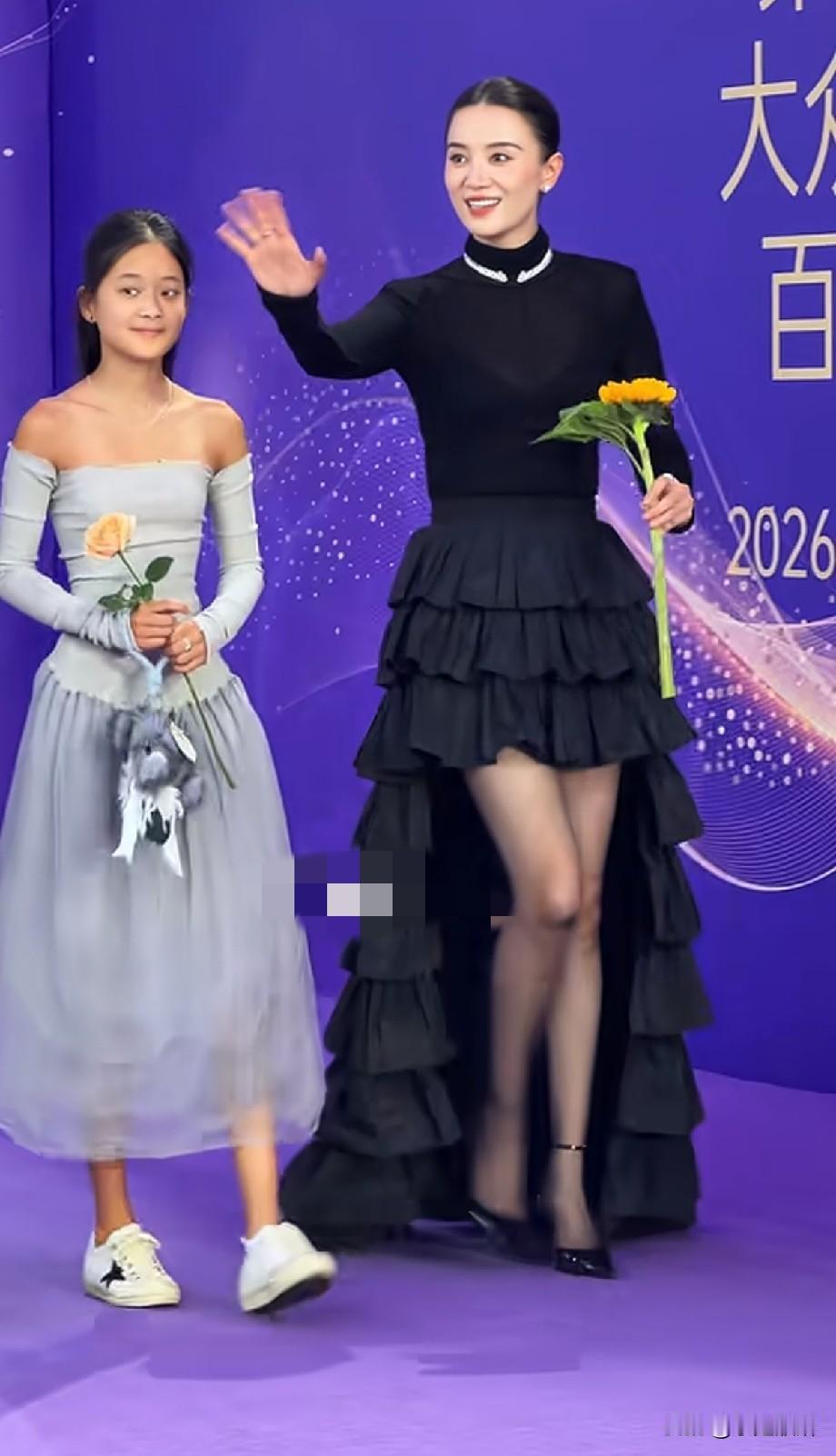 百花奖红毯宋佳气场全开，携梅婷女儿亮相，小姑娘神态复刻妈妈百花奖红毯现场群