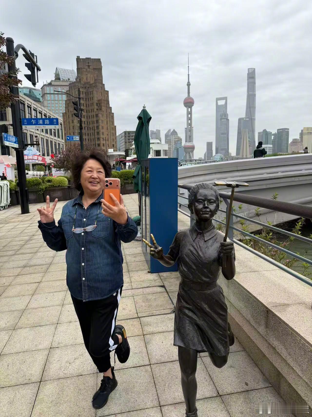 黄晓明妈妈好会拍照爸爸也是个游客黄晓明带爸妈旅游也得拍游客照黄晓明带爸妈旅游