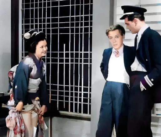 1955年,一名日本女人当着丈夫的面,撩开和服下摆,露出自己白皙的双腿,用两腿膝