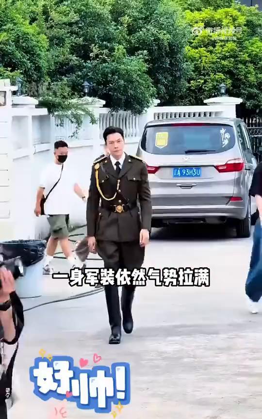 这竟然是2025年的张启山，陈伟霆是吃了防腐剂吗？当九门演员闯进路人镜头，饰演