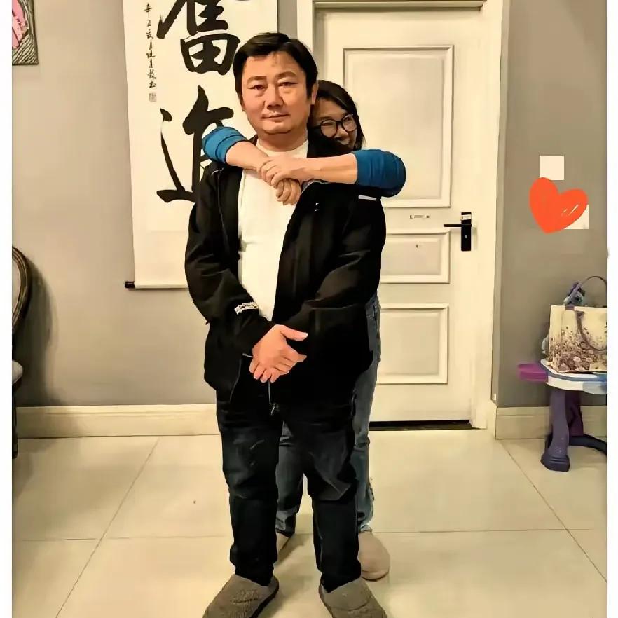 张雪自己是初中文化但是去搜了下他母亲何琼以后我沉默了很久，原来张雪母亲的学历