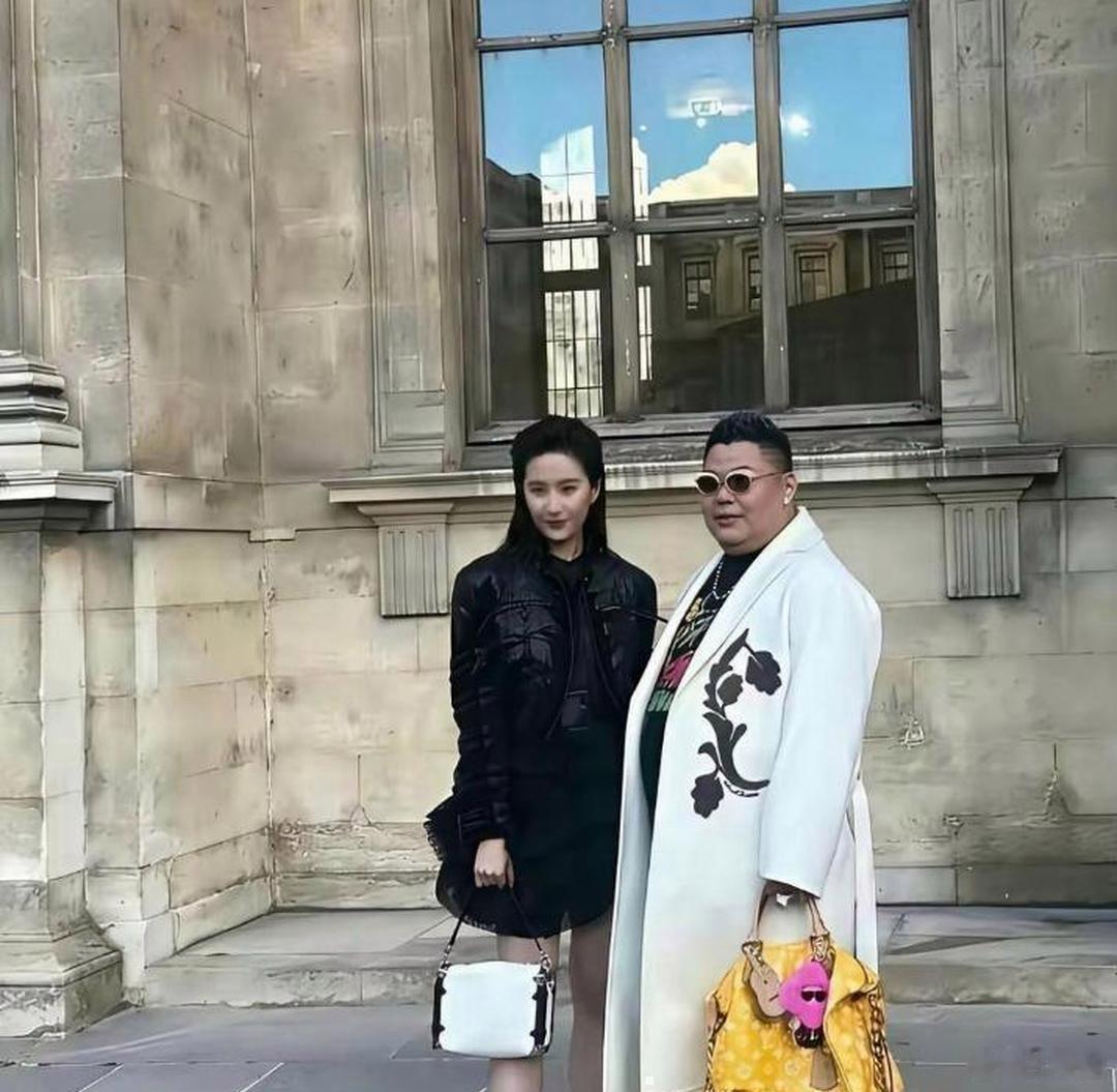 站在刘亦菲身旁的,满身富贵气息的人所提的那个价值高达1200万的lv包，贫穷实