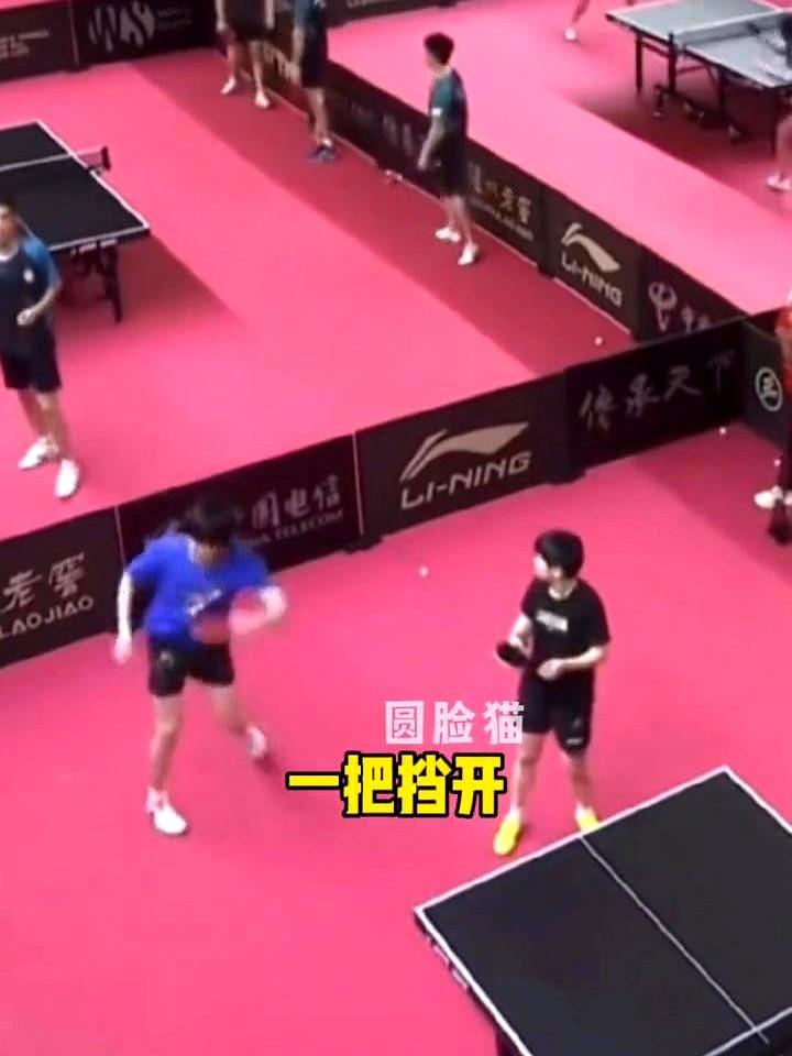 有人偷拍孙颖莎弯腰，王楚钦下意识就侧身去挡。这种守护不是一次两次。场边飞来一