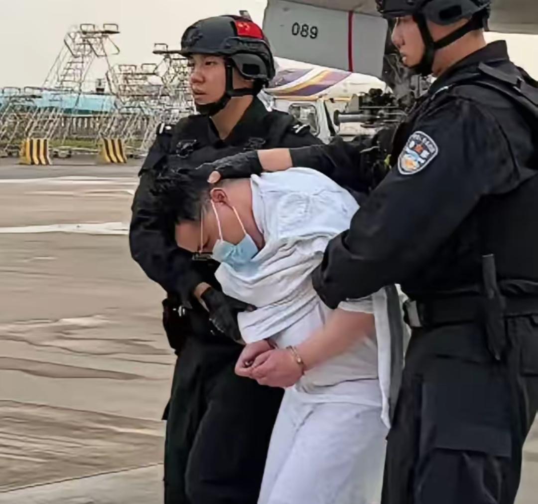 7月20日的北京首都机场，一架国际航班舱门打开，走下来的不是什么重要外商，而是一
