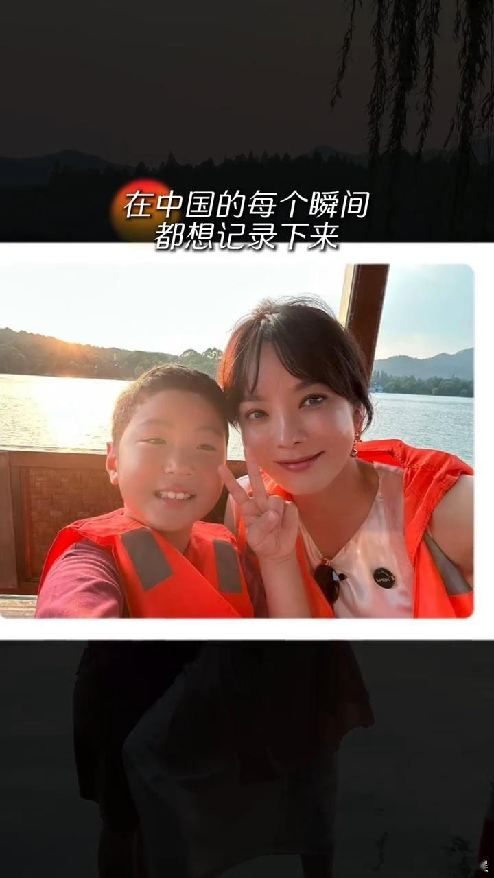 蔡琳儿子第一次来中国蔡琳带儿子游西湖蔡琳带儿子来中国了，儿子这么大了​​​