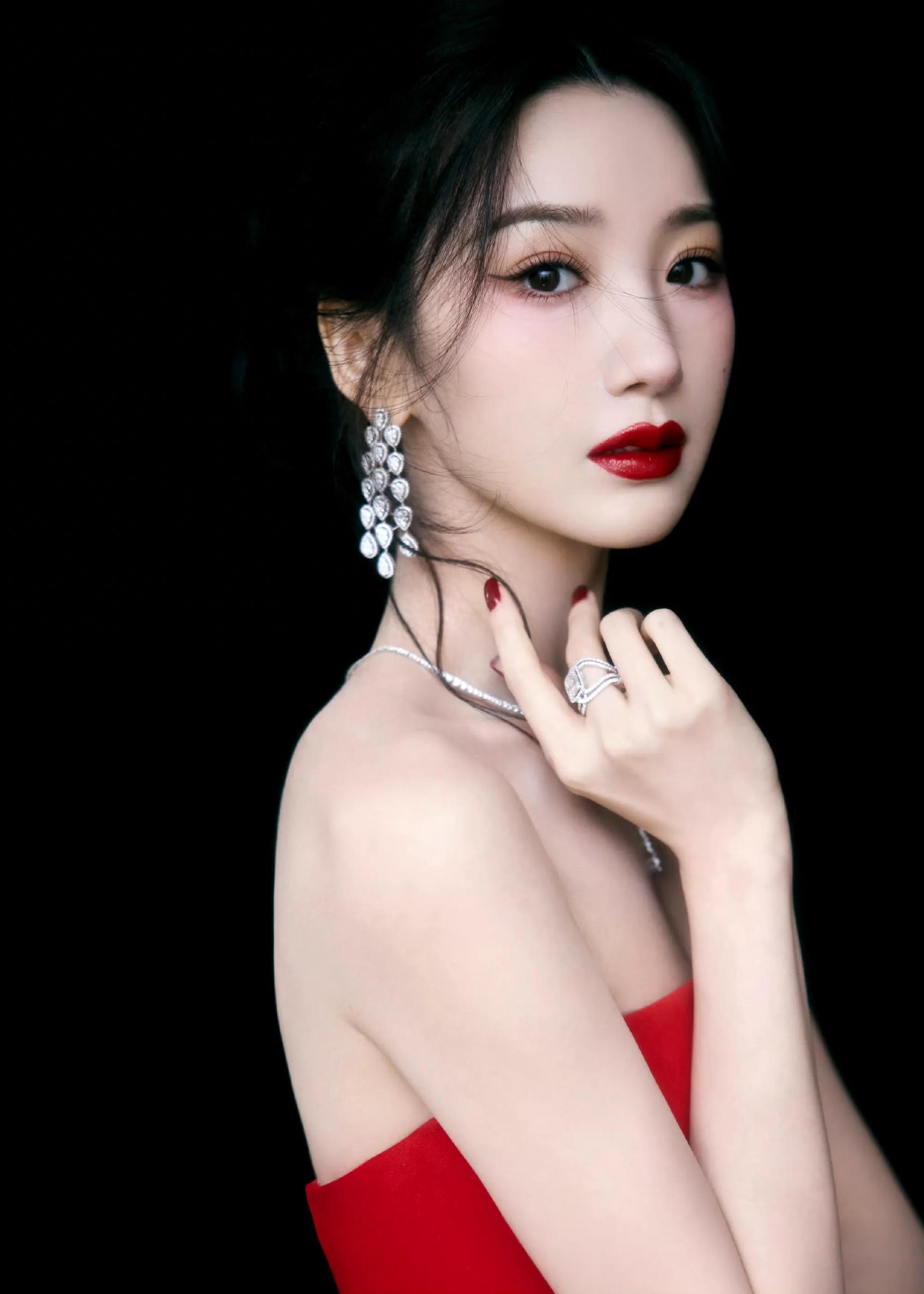 女星毛晓彤公主风采：优雅绽放、时尚绚烂！