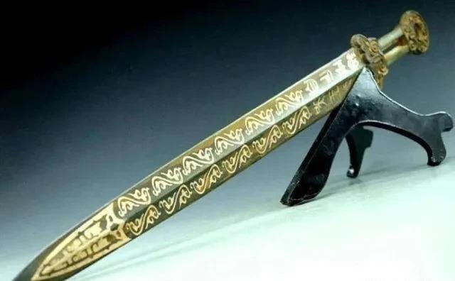 80年代，湖北襄阳一农夫在追赶一只野兔时误入坟地，突然他看到一条胳膊粗的黑蛇盘在