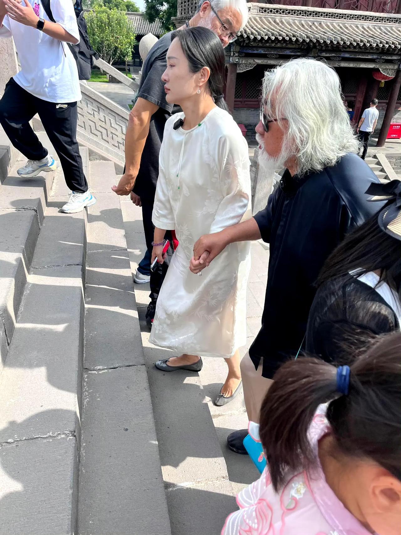 大爷眼神杀火了！张纪中夫妇逛寺藏着多少故事山西大同华严寺的偶遇，让张纪中杜