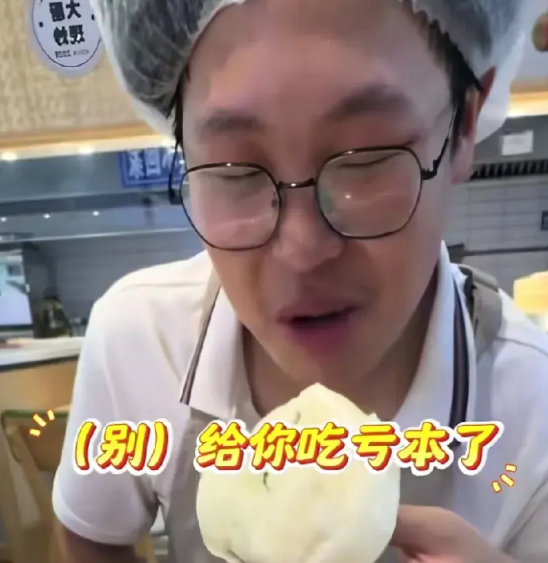 山东一包子铺老板吐槽“新来的小伙饭量惊人”！一天一百块钱的工资，早上要吃30个包