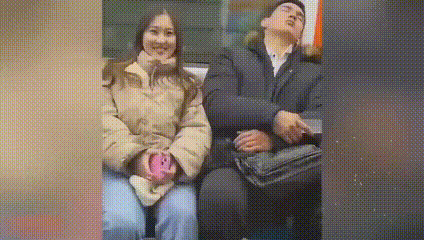 地铁抓拍到的名场面！女生对邻座男生一见钟情，直接假装睡着靠肩出击，这波操作我愿称