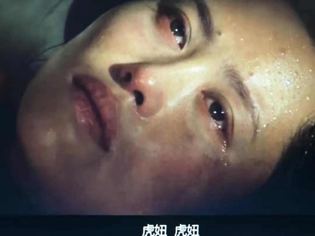 《骆驼祥子》最虐心的一幕：临盆在即的虎妞躺在炕上，疼了三天三夜，因为拿不出三十块