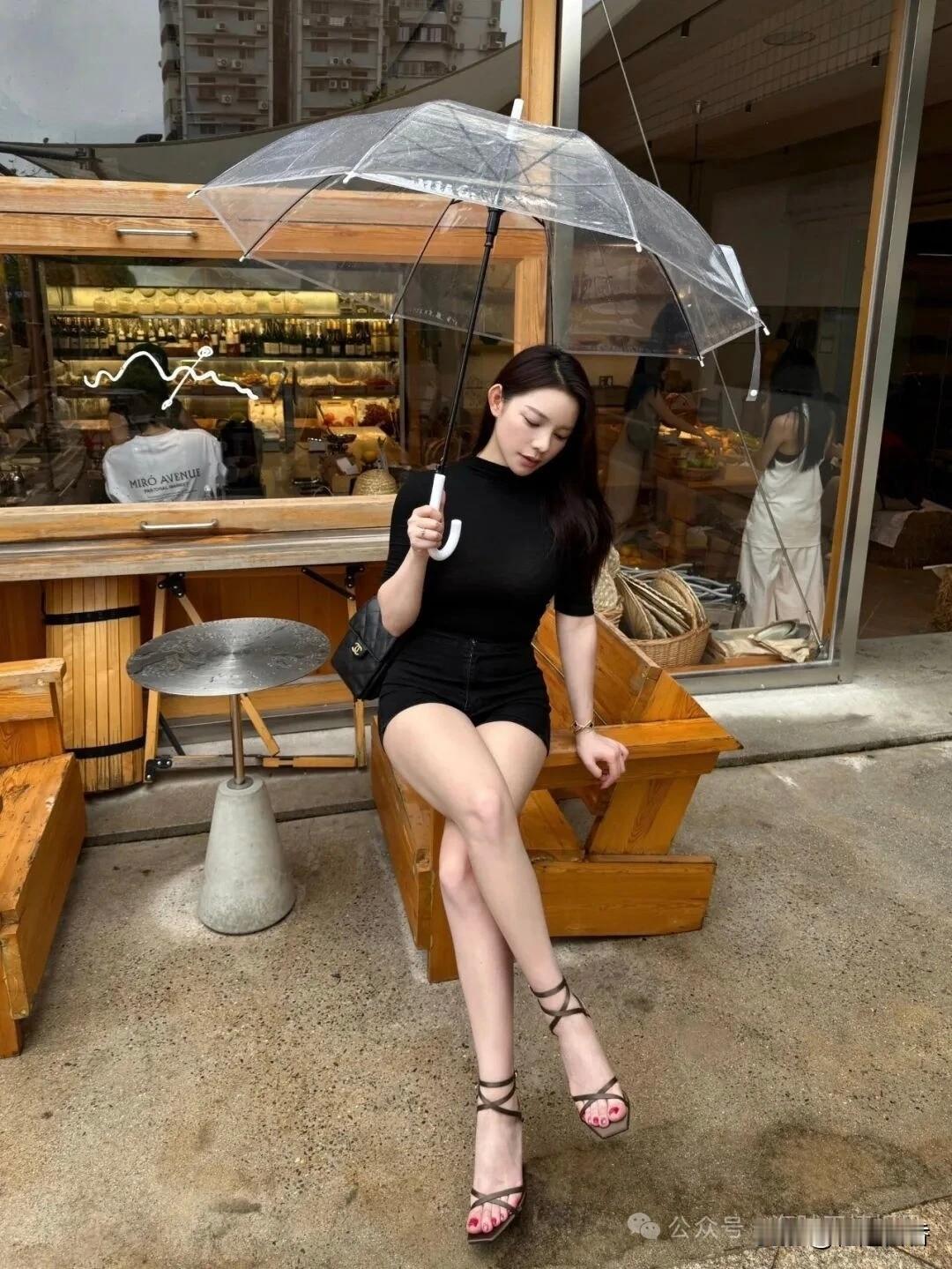 雨中漫步，撑伞漫步在咖啡馆外的浪漫时光。