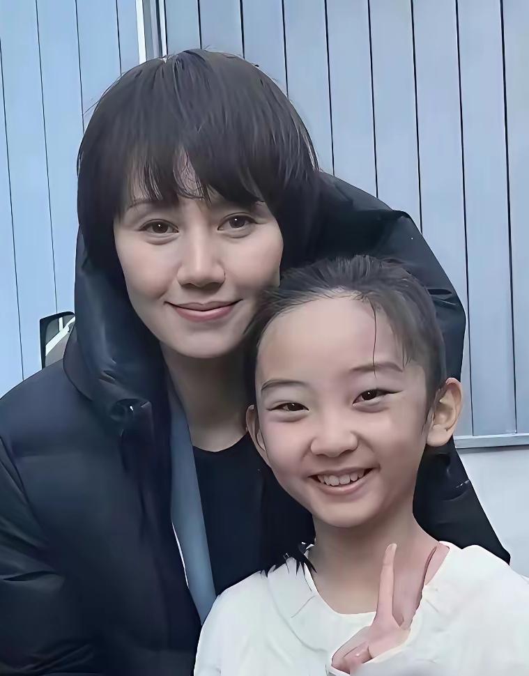 不少人调侃袁泉夏雨的女儿长相普通，觉得孩子没有遗传父母的美貌。其实只是小朋