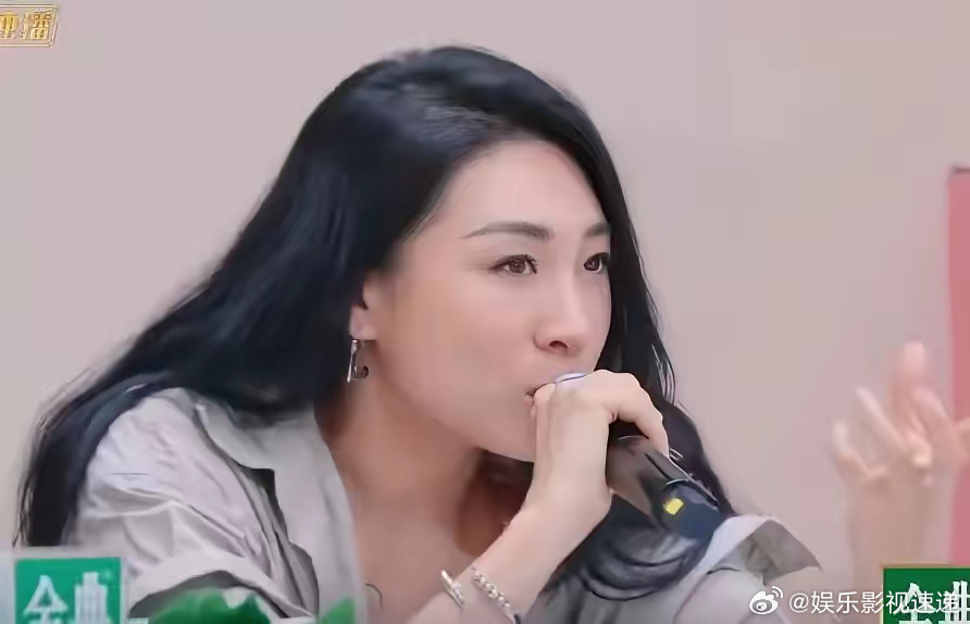 《浪姐6》的两个意外……​1、舞台总监淡淡好“亲民”。​她总是走进姐姐们中间，给