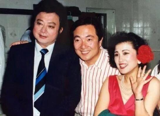 早年间三位明星的合影中，只认出了中间这一位是央视主持人董浩，他主持的节目让人印象