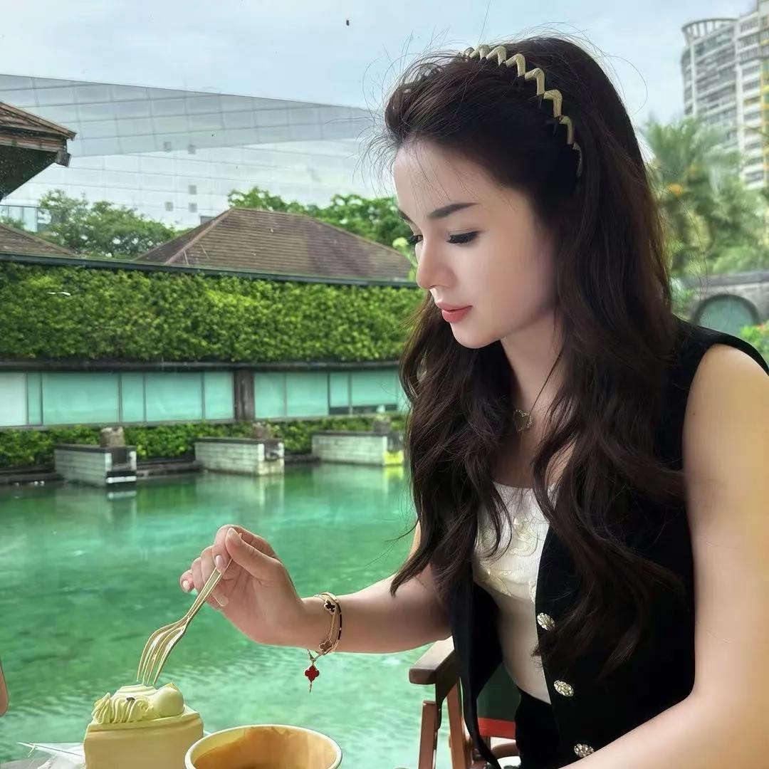 在静谧的湖畔享受悠闲时光，品尝美味的甜品。