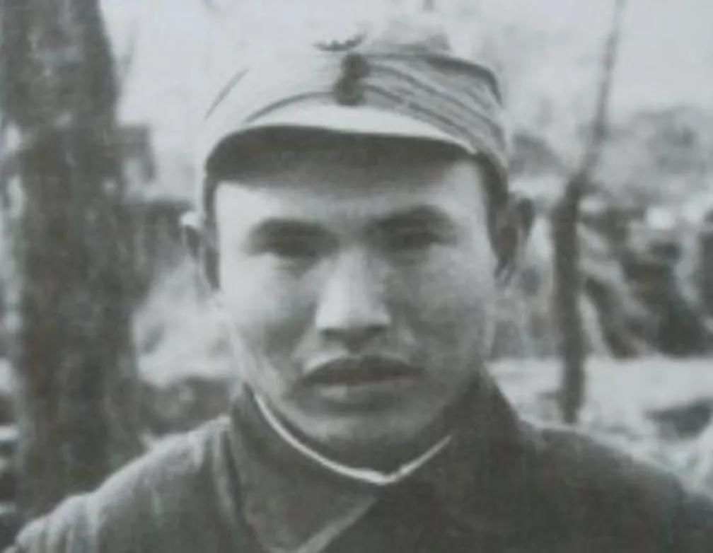 1938年，八路军营长弹尽粮绝只剩5发子弹，深夜带20人爬进日军尸堆扒枪，天亮后