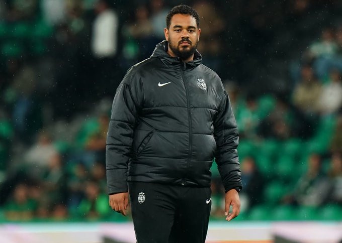 曼晚StevenRailston曼联助教阿德利奥坎迪多在中场休息时跟西蒙胡珀聊