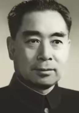 1949年新中国成立，中央人民政府设立6名副主席，唯独手握顶级资历的周恩来，只接