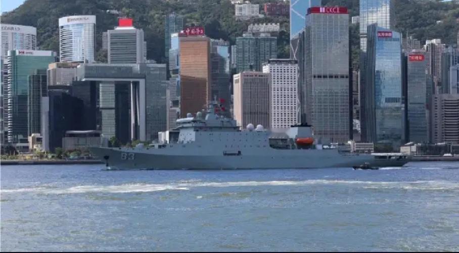 该出手时就出手！“窥探”解放军军舰？秒批捕，港警这次很给力刚刚，维多利亚港的一