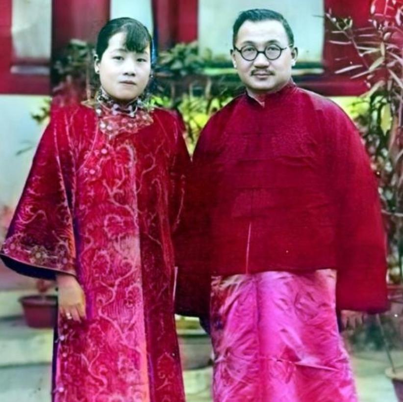 1914年，宋霭龄与孔祥熙完婚，洞房花烛夜，一伙人儿前来婚闹，宋霭龄“刷”地站起