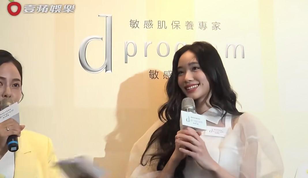 小s二女儿今年的首个代言出现了！也是lily离开妈妈单独出席活动的第一次！在发