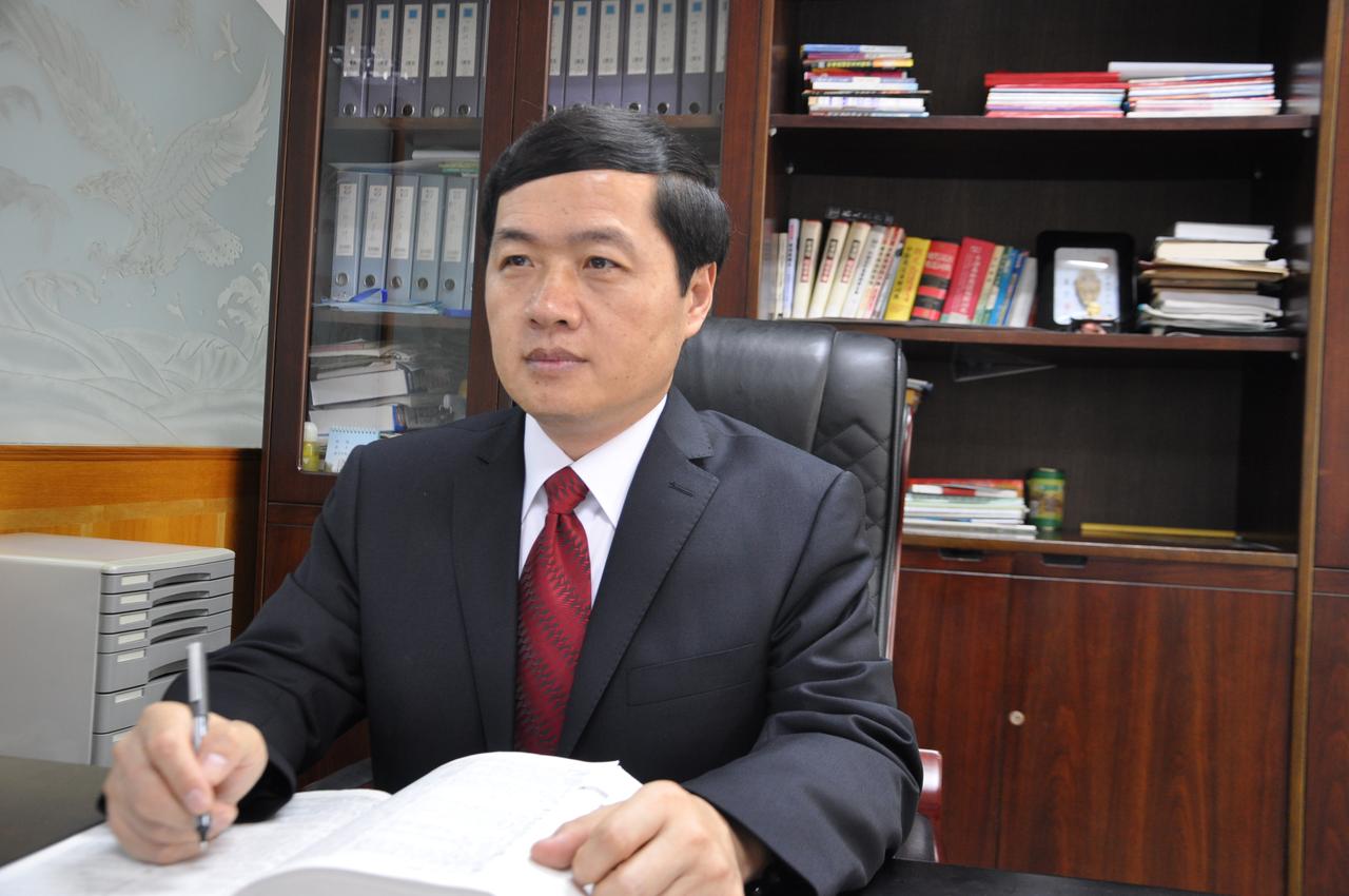 惊叹！某乡镇中学郭校长主动辞职。这是为啥呢？据内情人吐槽:外来校长，压不住校内“