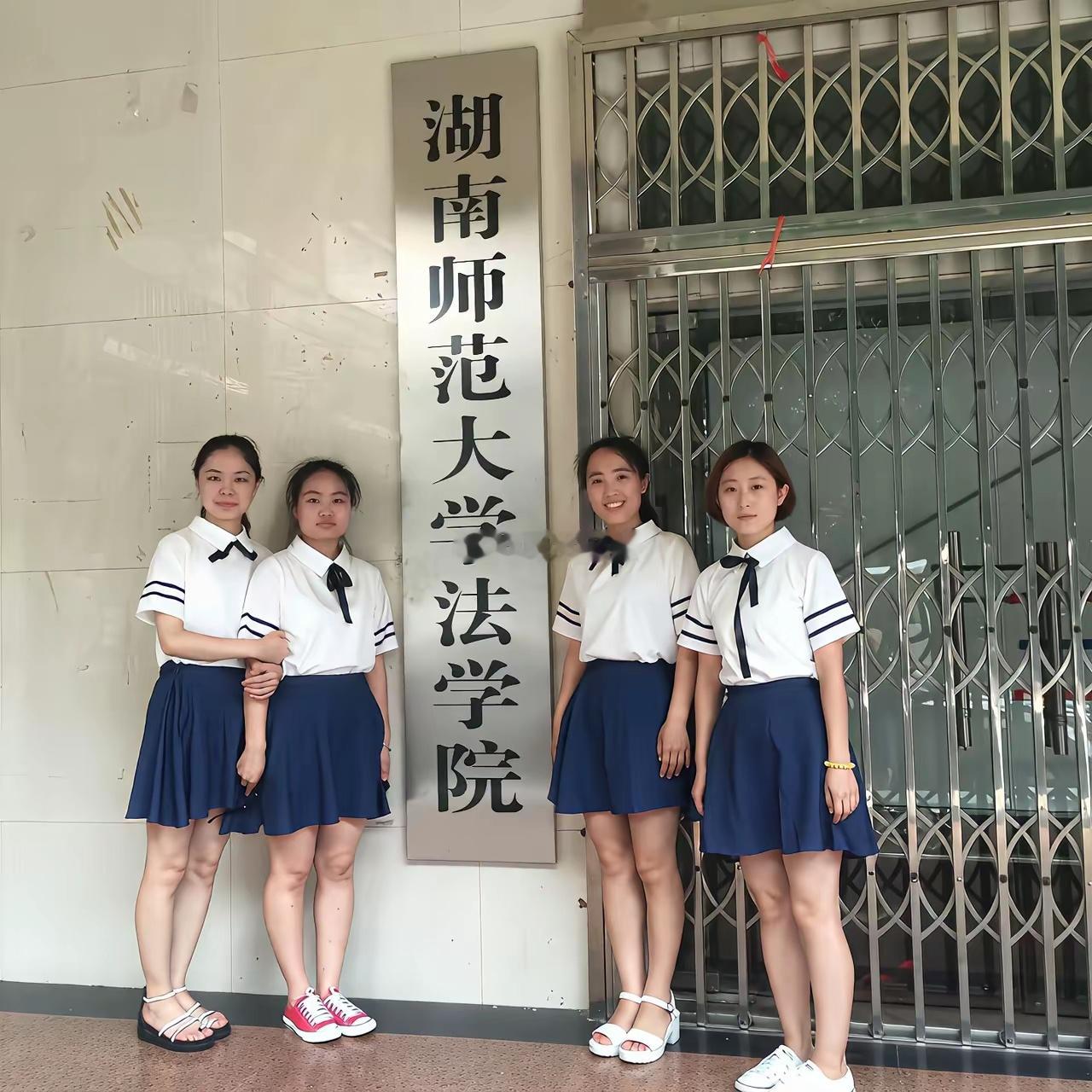 大学时期最美的那个女孩，毕业后依旧是最美的，这友谊让人羡慕。