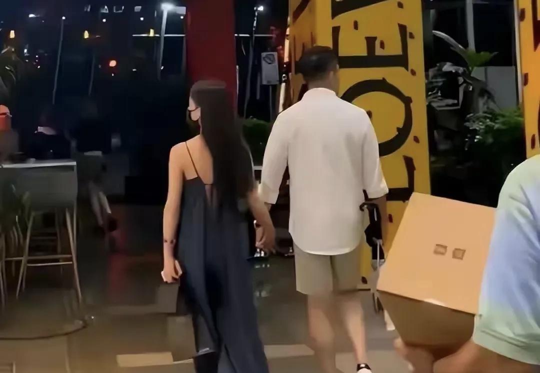 发现马筱梅现在穿衣服露的少了，可能是高人指点了一下[捂脸哭]因为露胳膊露腿显得比