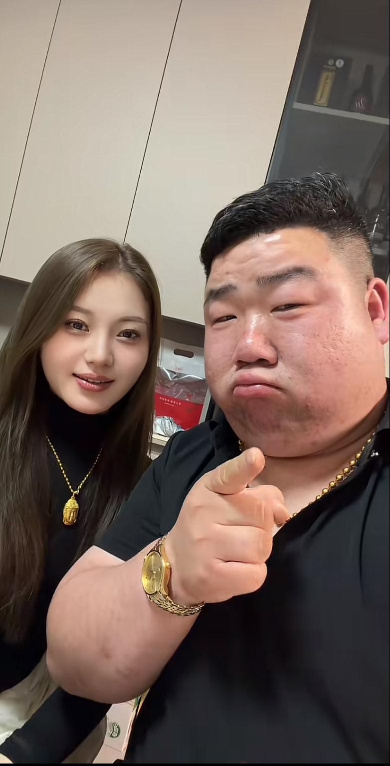 河南泌阳李公子，每次刷到他和老婆的视频，我都忍不住多看两眼。李公子自己戴的是高仿