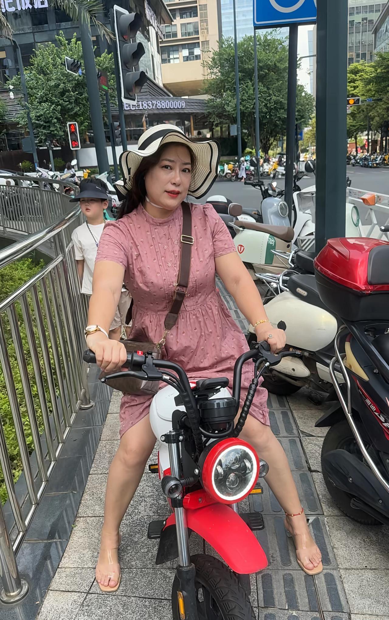 人生头一次骑这种电动车，怎么感觉那么难啊？