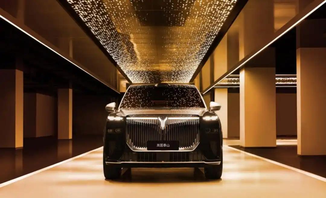 以五岳之首命名的岚图泰山，在整车外观设计上就呈现出了“泰山”的气场。其长宽高