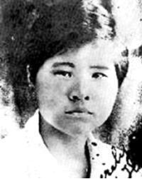 1941年，23岁女战士被敌人包围，突然，她扯过棉被盖住自己，日军兴奋喊道：“花