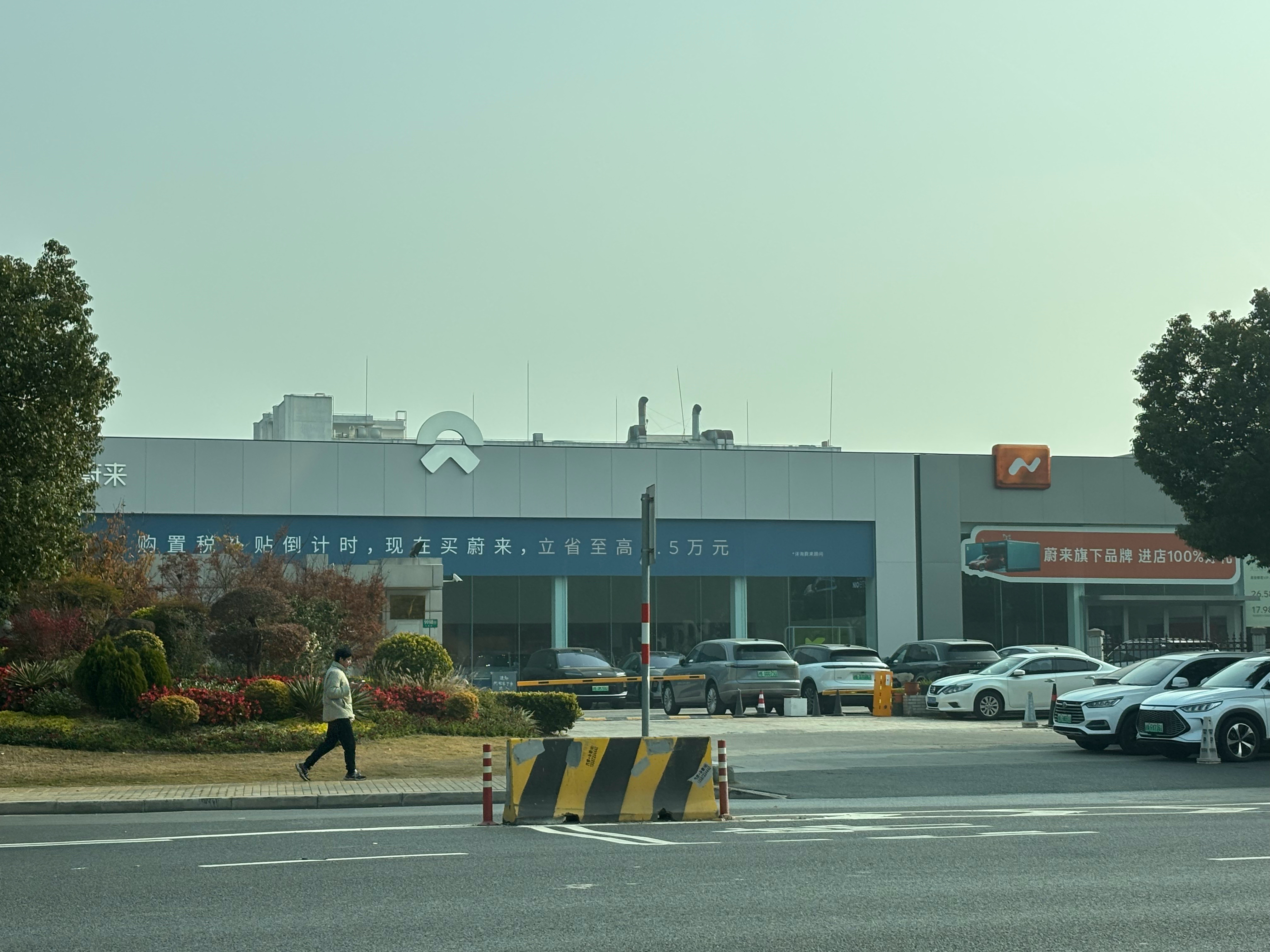 虽然也是促销广告，但字体、颜色以及logo的摆放位置都在说明，蔚来是有品位，有质