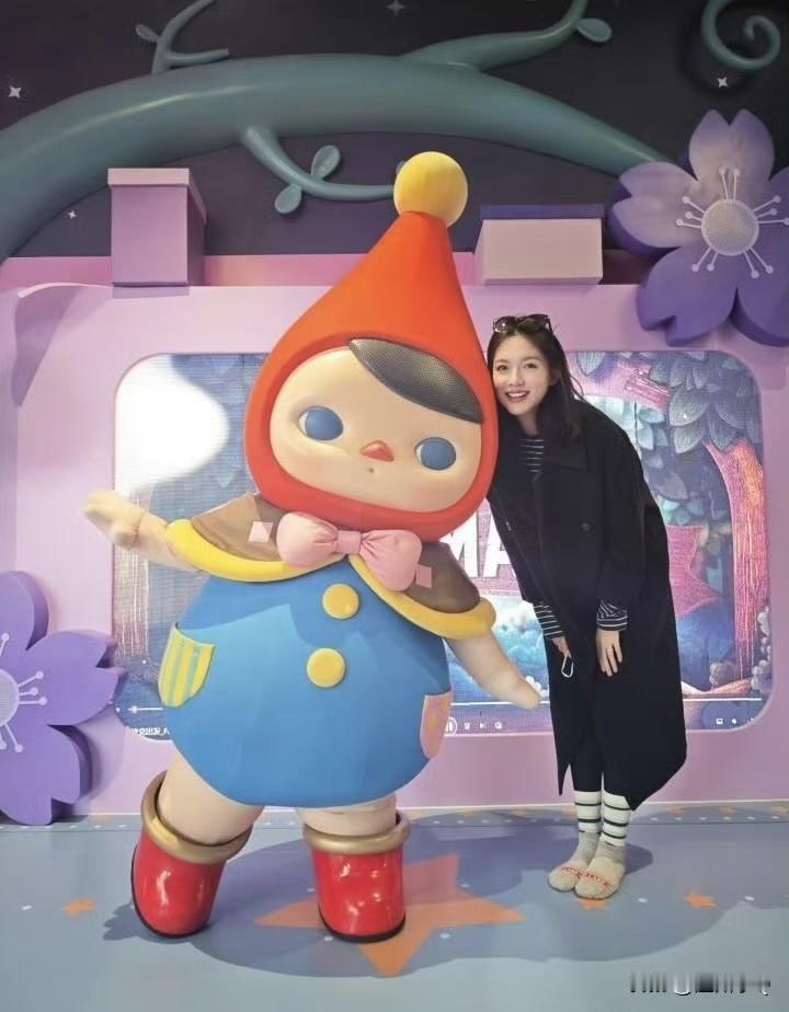 世界小姐张梓琳的大女儿才9岁，身高就已经一米六以上了，双腿又长又细，让人狠狠羡慕