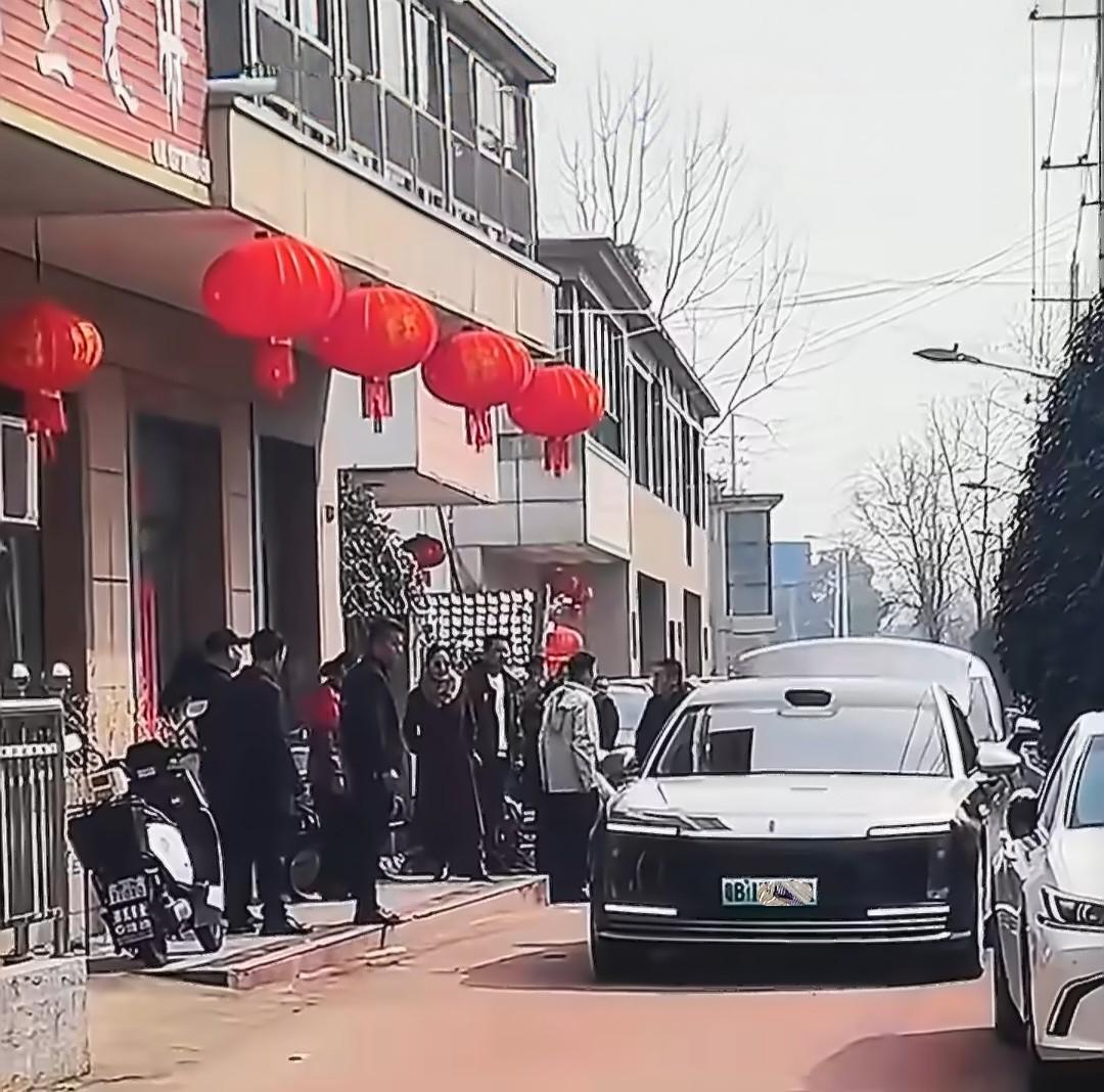 余承东太低调了，他老家的房子和当地普通民居没什么两样，一栋有点老旧的三层小楼，在