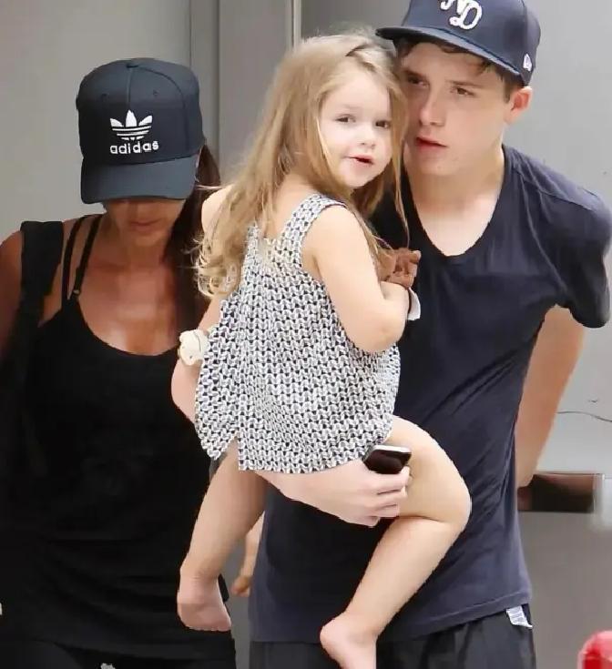 贝克汉姆家最近闹得挺大，长子布鲁克林在社交平台甩出一篇长文，直接把矛头对准父母，