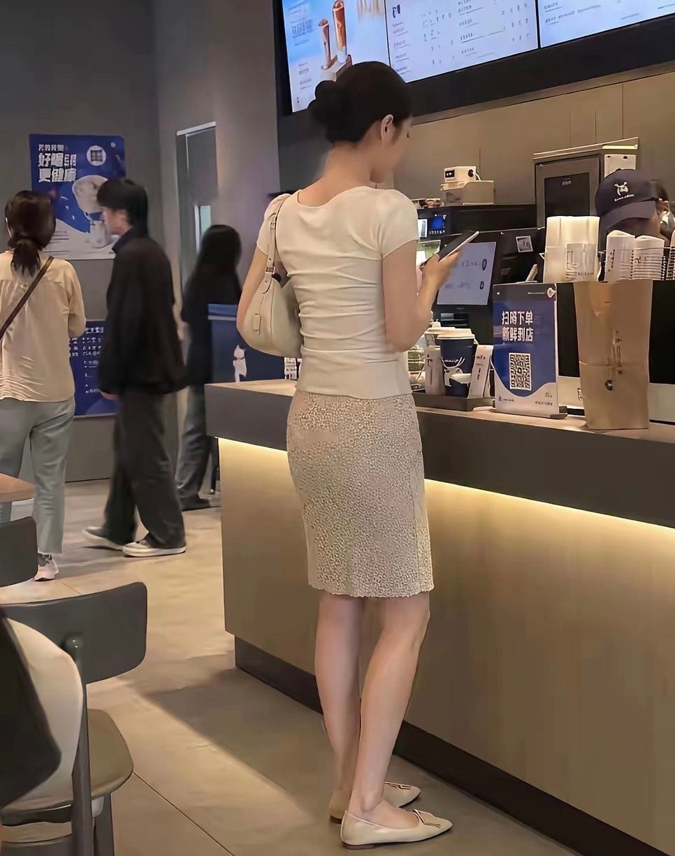 穿这种平底鞋的，个子都不矮，而且都很高级，普通人根本高攀不起！