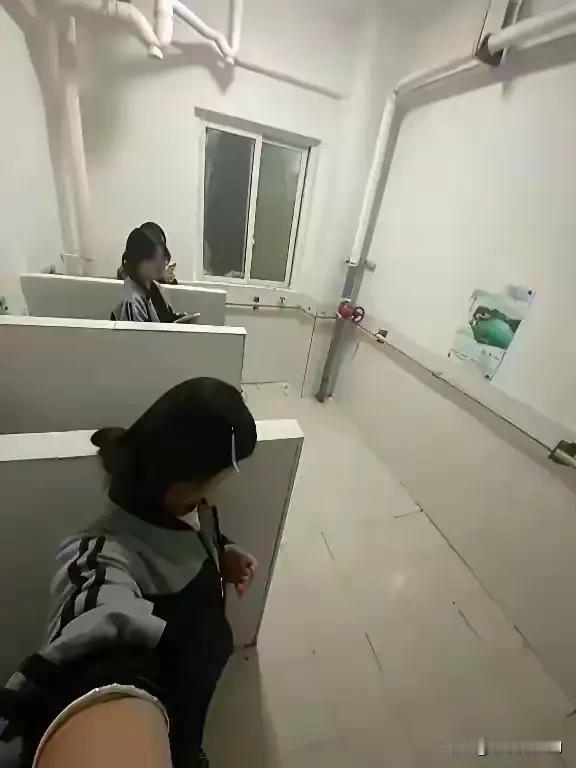 上厕所拍照不太好吧