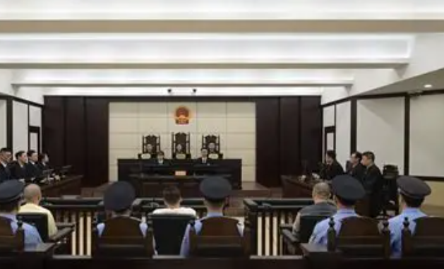 魏怀仁等3人一审死刑，陈大卫说让中国法律制裁他，今天兑现了。10月13日，缅北果敢魏家犯罪集团迎来一