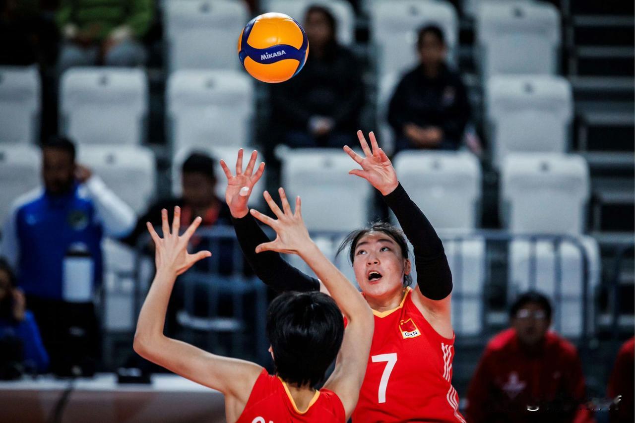 邹佳祺错失江苏女排两个冠军。21岁的邹佳祺出生于世家，母亲是女排名将沈岚，爷爷是