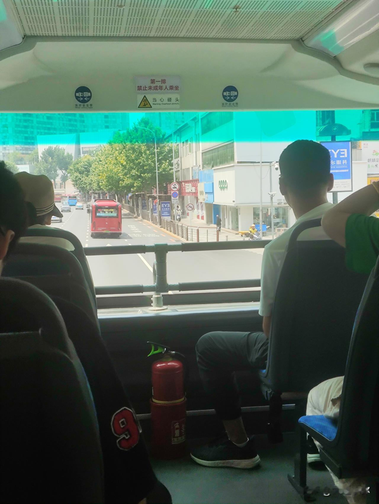 2元坐双层巴士看大连？有人逃票翻车，观景位太抢手！大连唯一的双层巴士16路，