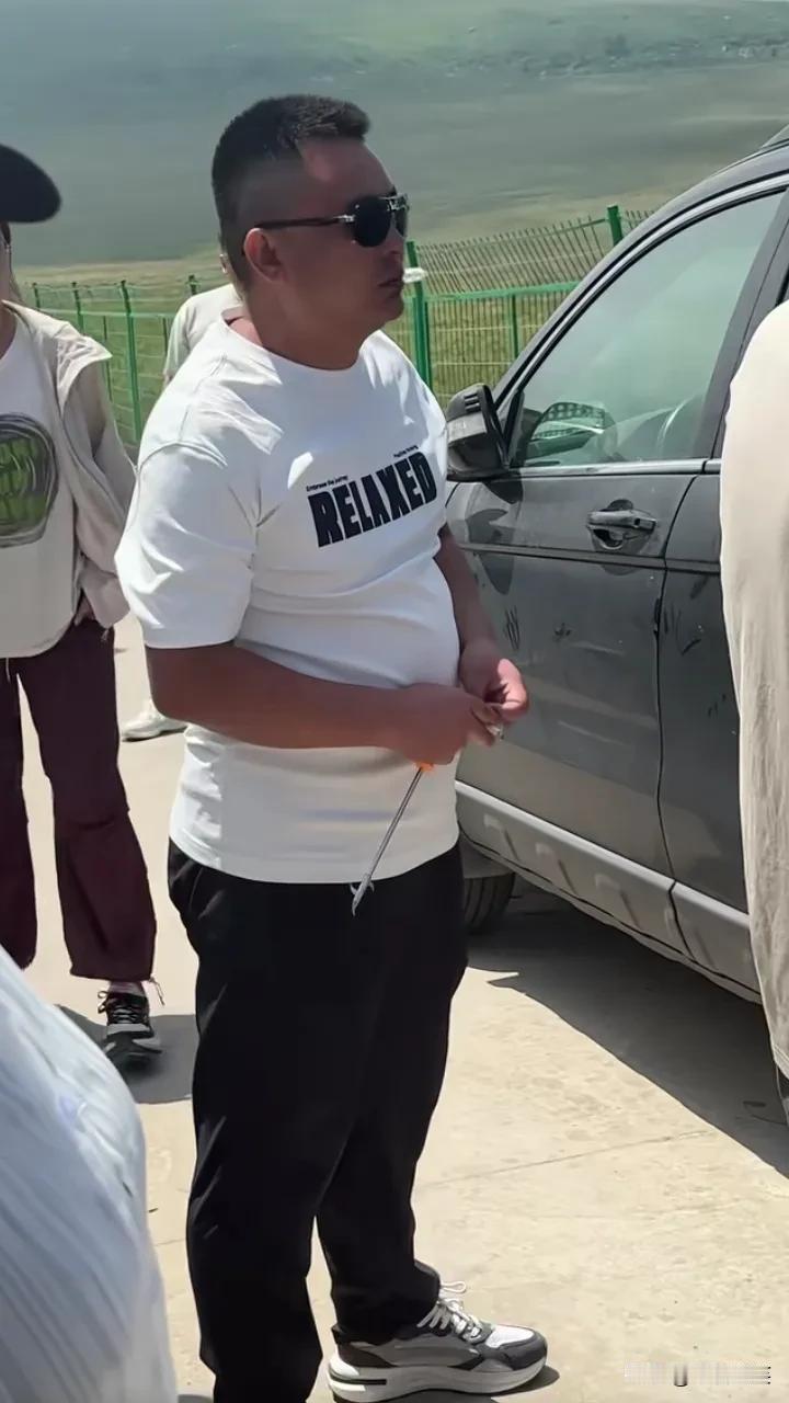 真狂啊！山西忻州市荷叶坪旅游区，一辆车停在路边，堵住了后面几百辆车！被人指责