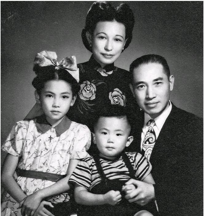 1943年，上海永安千金郭婉莹，难产住院，可他的丈夫却在寡妇家过夜。手术同意