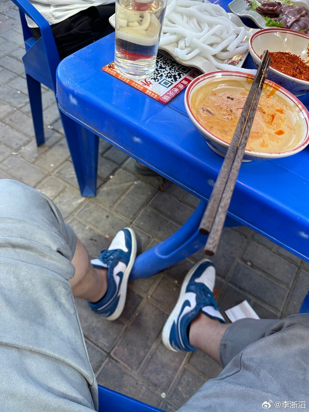 到大同了好朋友开的火锅店坐马路边烫一锅巴适的很[滑稽笑]​​​