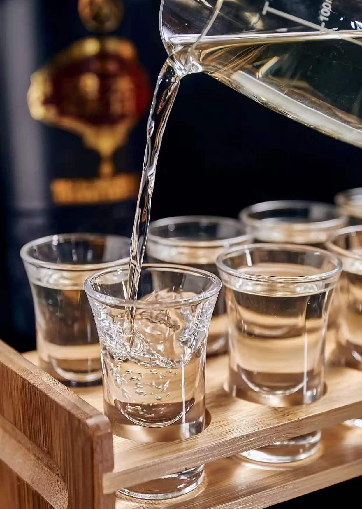 安徽，男子在网店看到一箱剑南春只要628元，算下来一瓶才100多，于是马上下单，