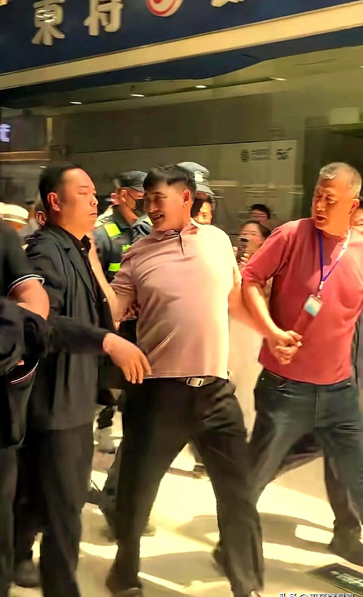都说草根红不久，为啥大衣哥朱之文是个例外？五一假期，他空降青岛城阳一家鞋服商