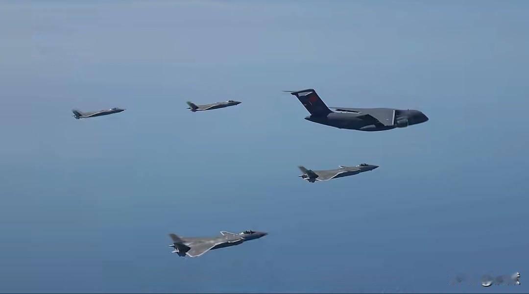 【四架歼20护送运20B——接迎志愿军先烈回国！】