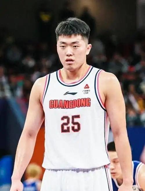 杜锋重点培养的张浩嘉再次上场37:44分钟，5投1中，狂砍2分6篮板6助攻。前几